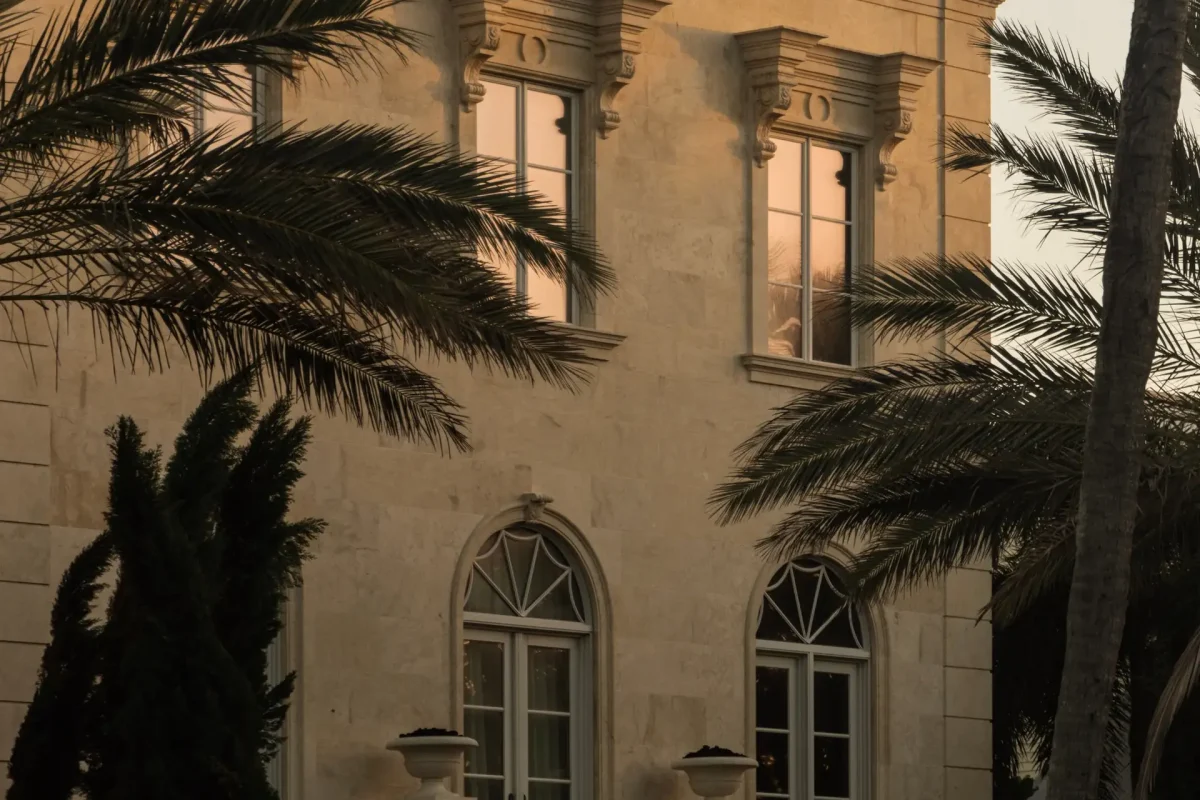 The Avenue Naples